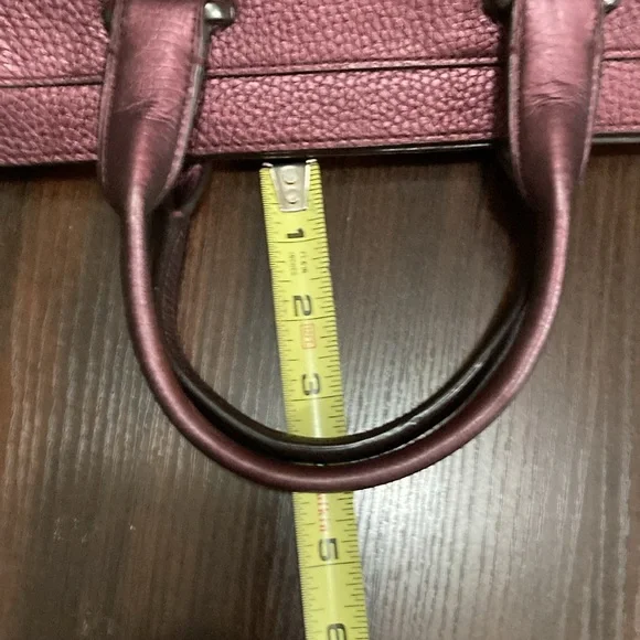 Coach Swagger without crossbody strap and a slight lean - Picture 7 of 14